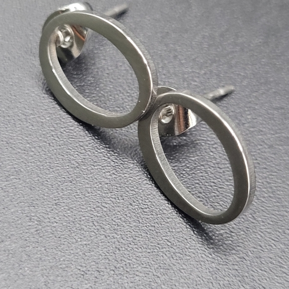 Classic silver oval stud earrings by Dazzling Rock. - Picture 2 of 10